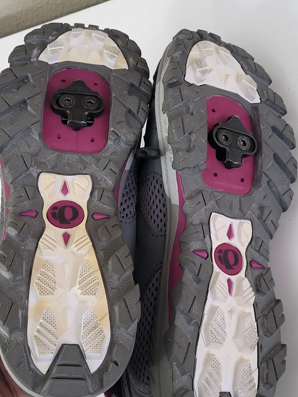 Pearl Izumi Gray and Pink Women's Trail Shoes Size 9